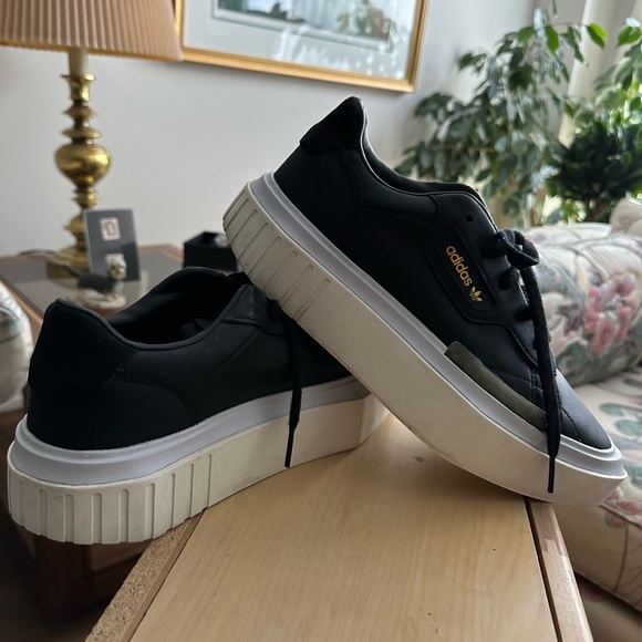 Adidas Hypersleek Platform, size 8.5 - Picture 2 of 4